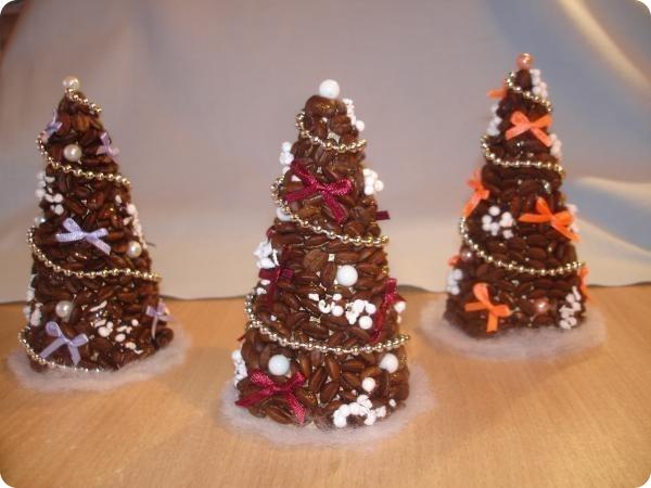 Елка из кофейных зерен 