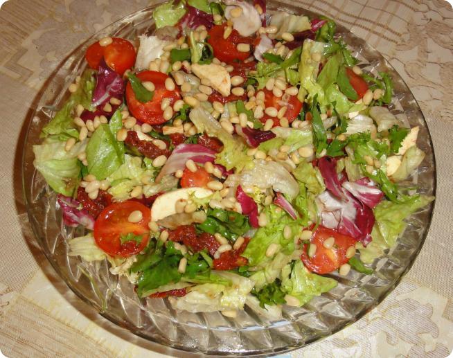 Салат с вялеными помидорами