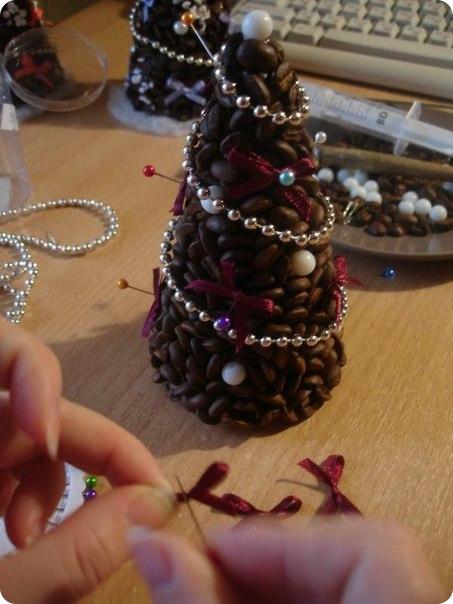 Елка из кофейных зерен 