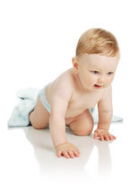 ребенок ползает по-пластунски